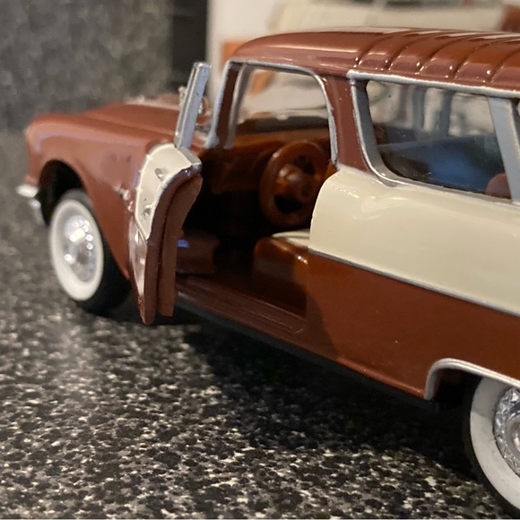 Vintage Road Champs ‘Fabulous 50’s’
Die Cast Vehicle
1955 PONTIAC SAFARI - Picture 6 of 13